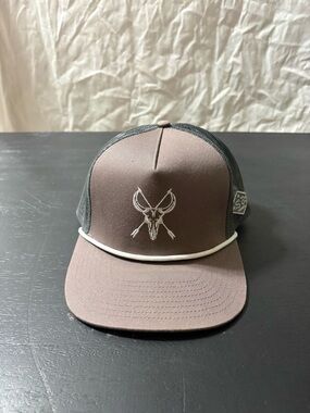 Men's Brown Trucker Hat with Skull & Arrows Embroidery